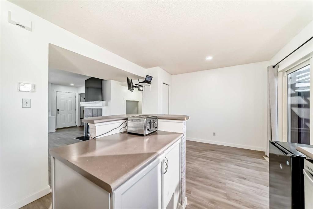 294 Elgin View Se, Calgary, AB - Indoor Photo Showing Kitchen