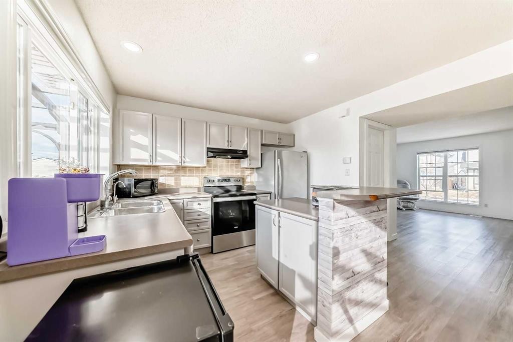 294 Elgin View Se, Calgary, AB - Indoor Photo Showing Kitchen