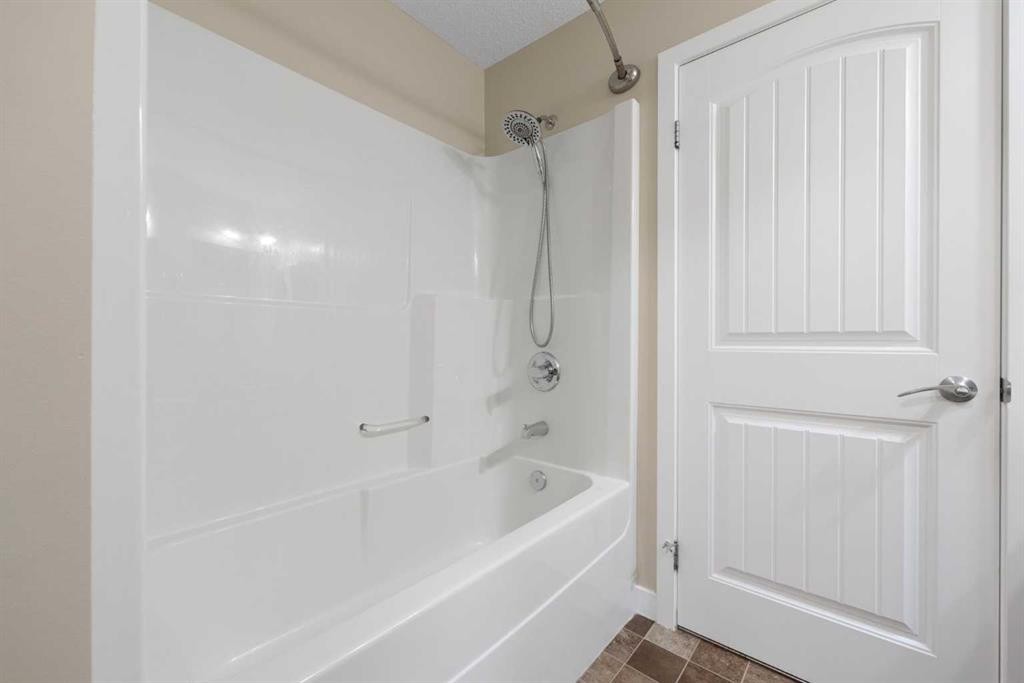 2203-230 Eversyde Boulevard Sw, Calgary, AB - Indoor Photo Showing Bathroom