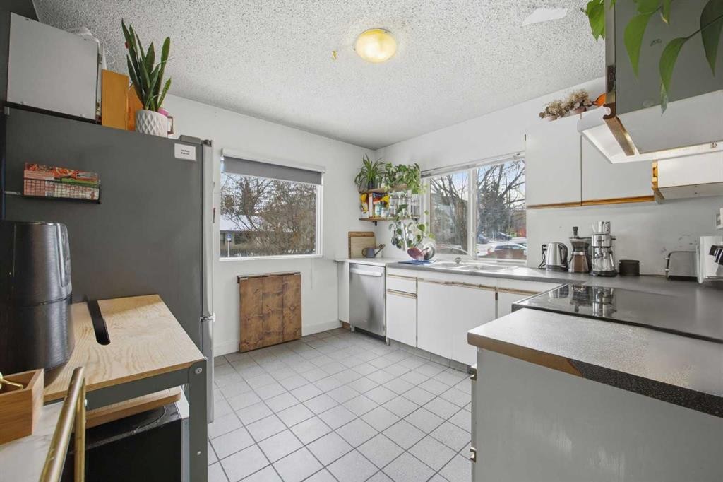 1339 11 Avenue Se, Calgary, AB - Indoor Photo Showing Kitchen