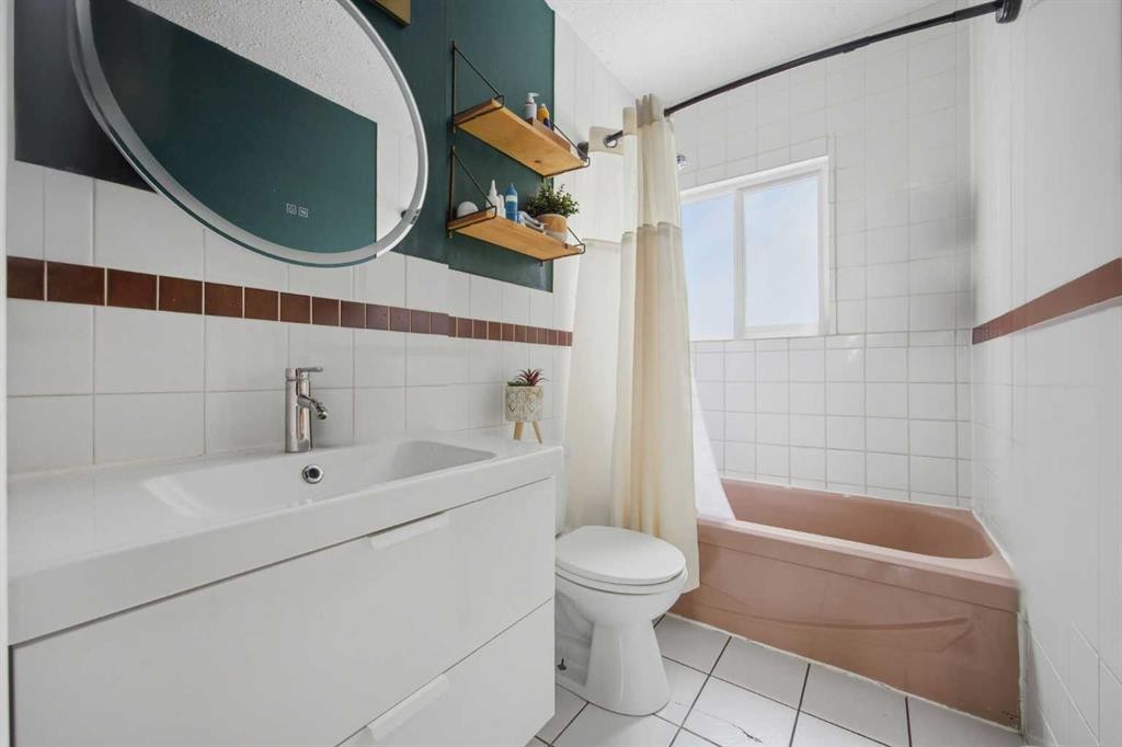 1339 11 Avenue Se, Calgary, AB - Indoor Photo Showing Bathroom