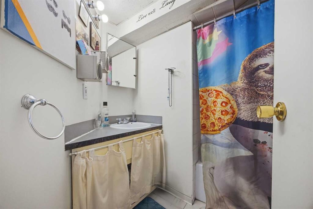 1339 11 Avenue Se, Calgary, AB - Indoor Photo Showing Bathroom