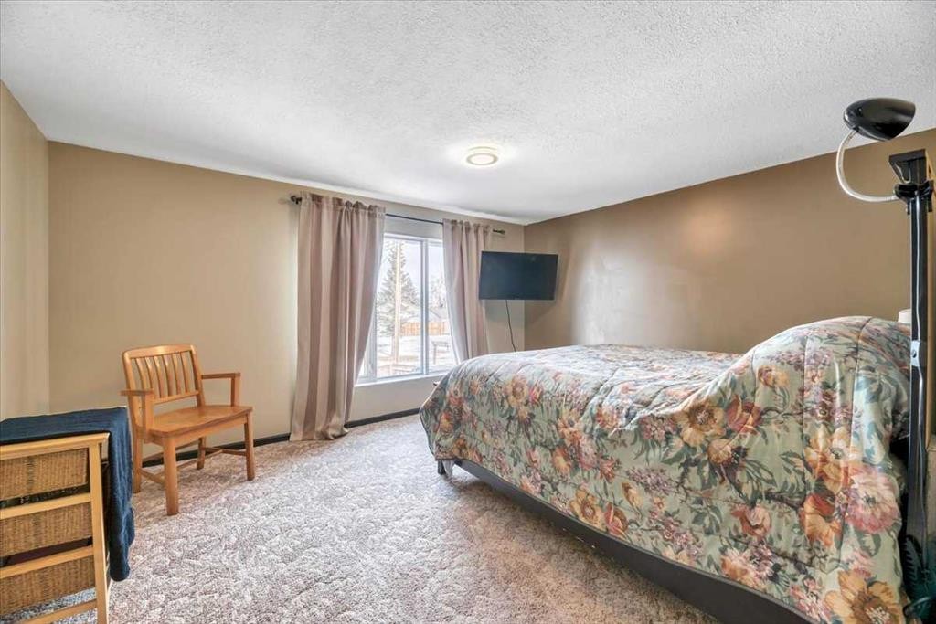 427 Cole Crescent, Carseland, AB - Indoor Photo Showing Bedroom