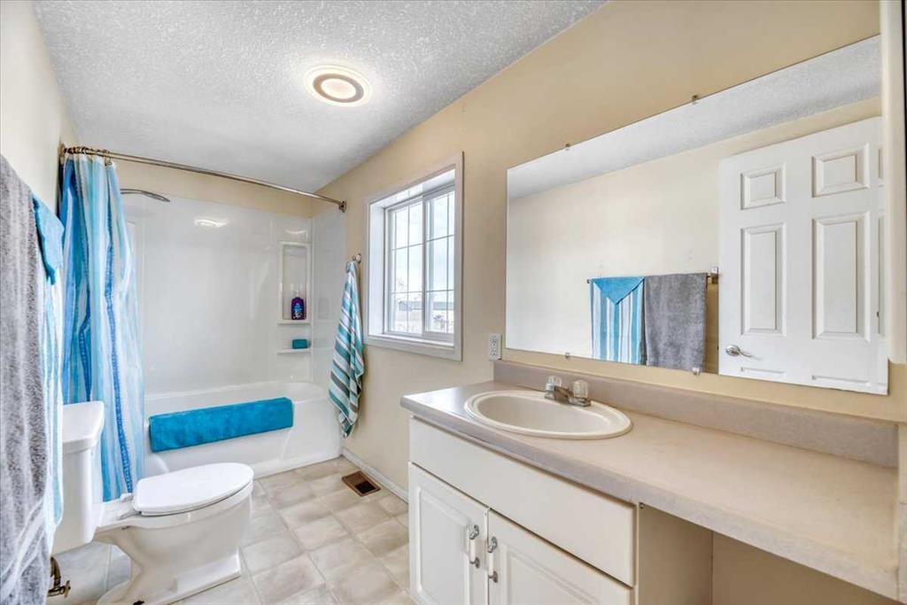 427 Cole Crescent, Carseland, AB - Indoor Photo Showing Bathroom