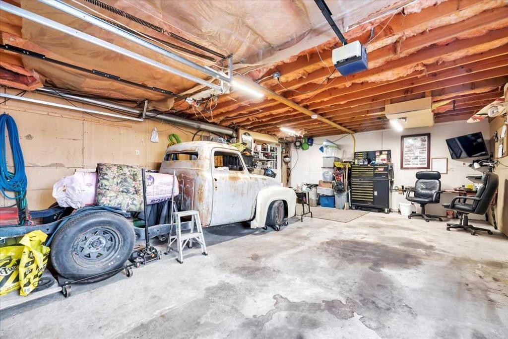 427 Cole Crescent, Carseland, AB - Indoor Photo Showing Garage