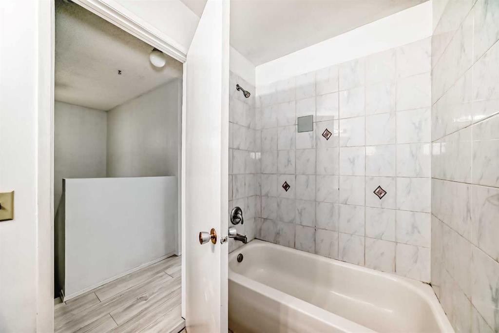 #11-380 Bermuda Drive Nw, Calgary, AB - Indoor Photo Showing Bathroom