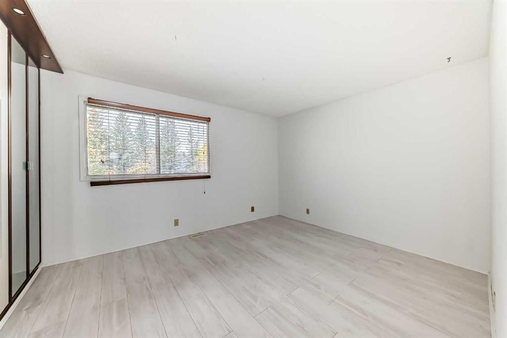 #11-380 Bermuda Drive Nw, Calgary, AB - Indoor Photo Showing Other Room