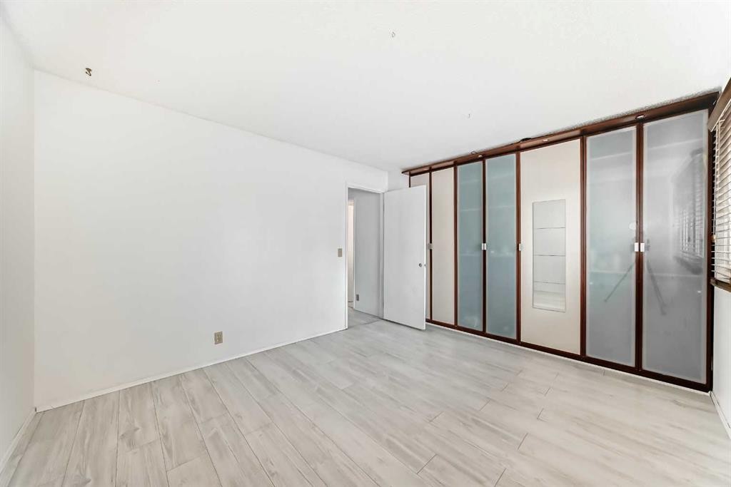 #11-380 Bermuda Drive Nw, Calgary, AB - Indoor Photo Showing Other Room