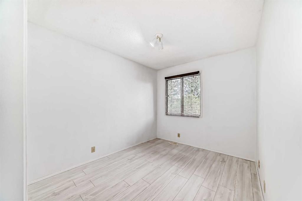 #11-380 Bermuda Drive Nw, Calgary, AB - Indoor Photo Showing Other Room