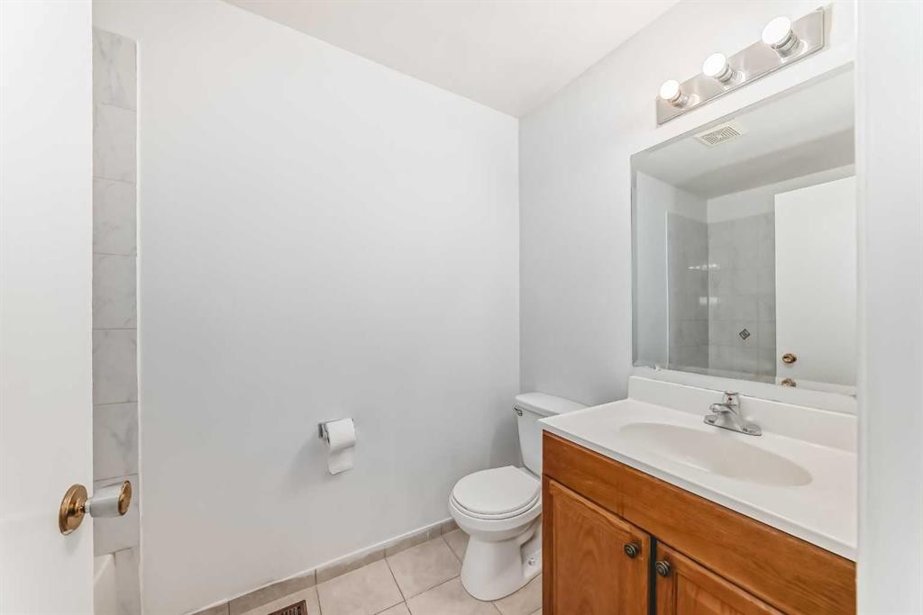 #11-380 Bermuda Drive Nw, Calgary, AB - Indoor Photo Showing Bathroom