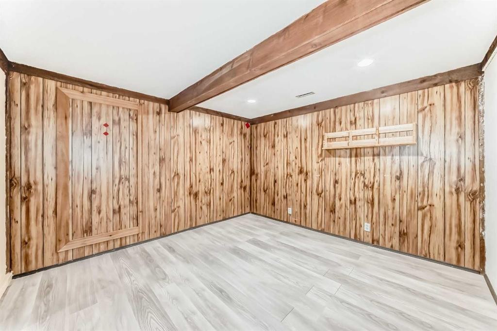 #11-380 Bermuda Drive Nw, Calgary, AB - Indoor Photo Showing Other Room