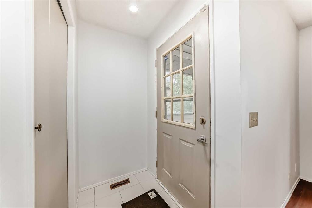 #11-380 Bermuda Drive Nw, Calgary, AB - Indoor Photo Showing Other Room