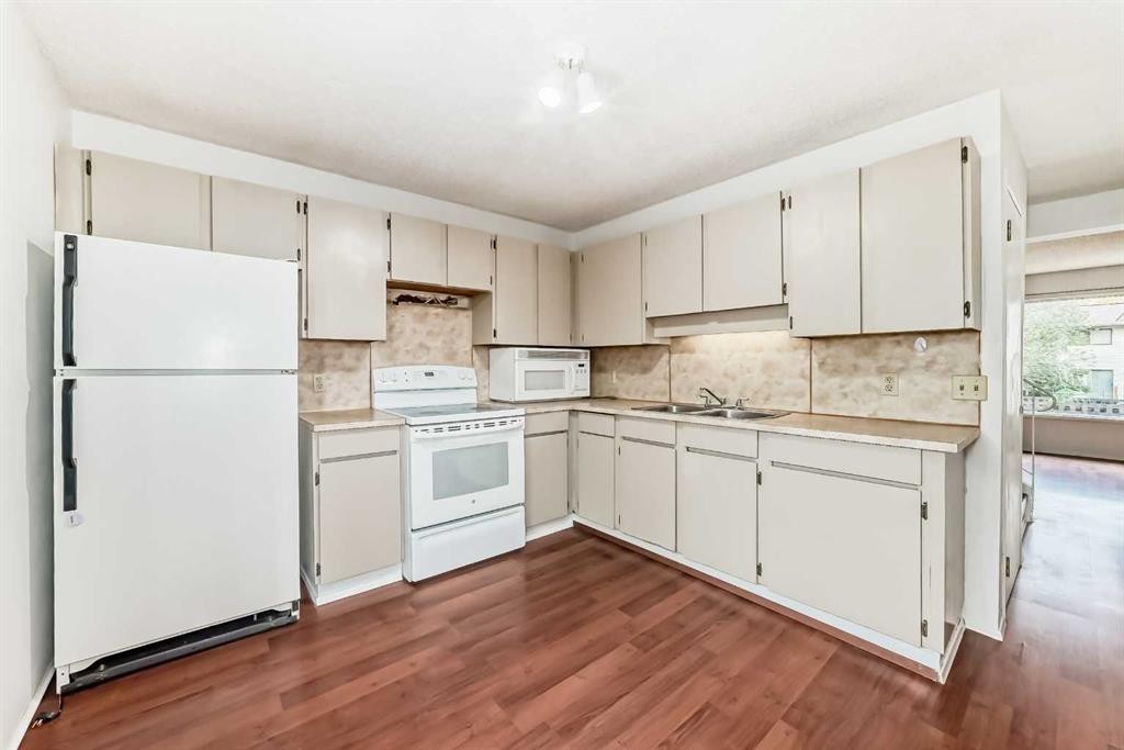 #11-380 Bermuda Drive Nw, Calgary, AB - Indoor Photo Showing Kitchen With Double Sink