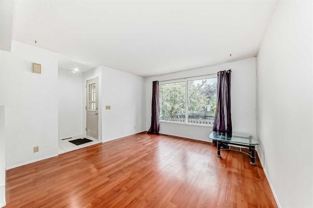 #11-380 Bermuda Drive Nw, Calgary, AB - Indoor Photo Showing Other Room