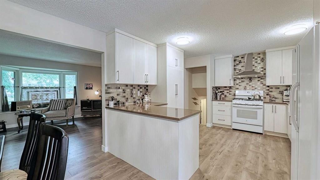 7508 7 Street Nw, Calgary, AB - Indoor Photo Showing Kitchen