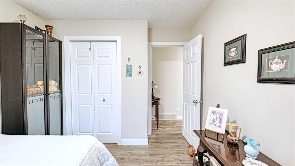 7508 7 Street Nw, Calgary, AB - Indoor Photo Showing Bedroom
