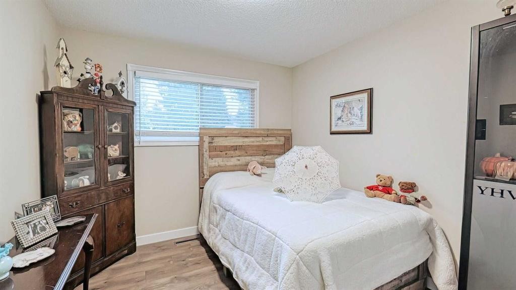 7508 7 Street Nw, Calgary, AB - Indoor Photo Showing Bedroom