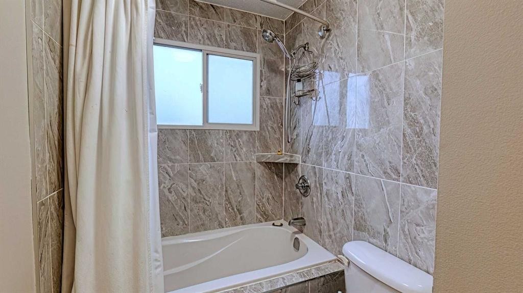 7508 7 Street Nw, Calgary, AB - Indoor Photo Showing Bathroom