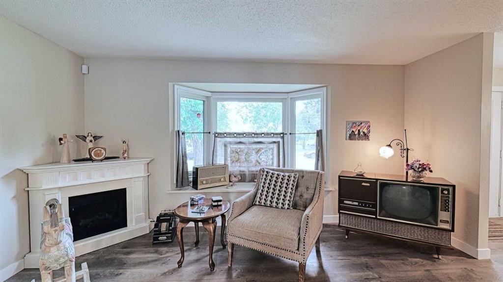 7508 7 Street Nw, Calgary, AB - Indoor Photo Showing Living Room With Fireplace