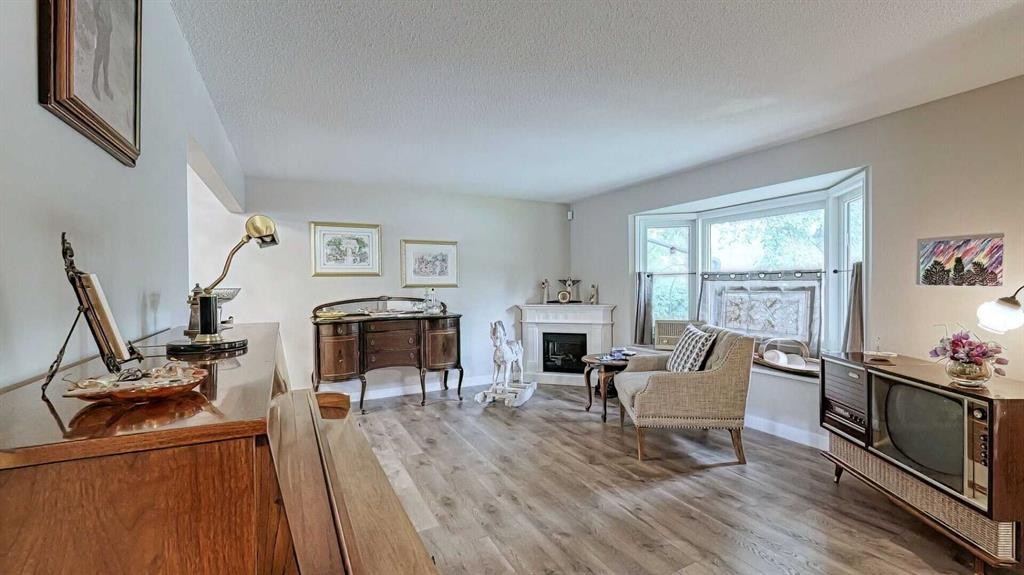 7508 7 Street Nw, Calgary, AB - Indoor Photo Showing Living Room With Fireplace