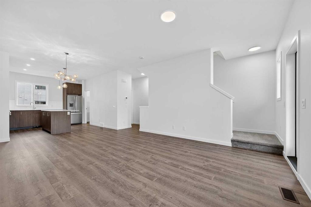 64 Creekside Drive Sw, Calgary, AB - Indoor Photo Showing Kitchen