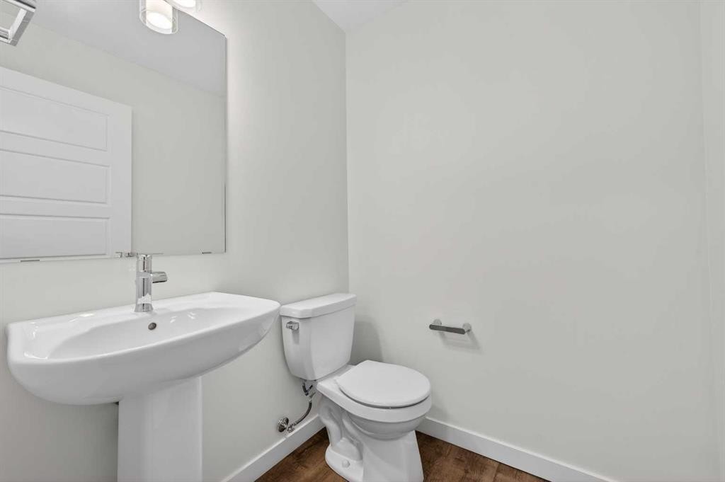 64 Creekside Drive Sw, Calgary, AB - Indoor Photo Showing Bathroom
