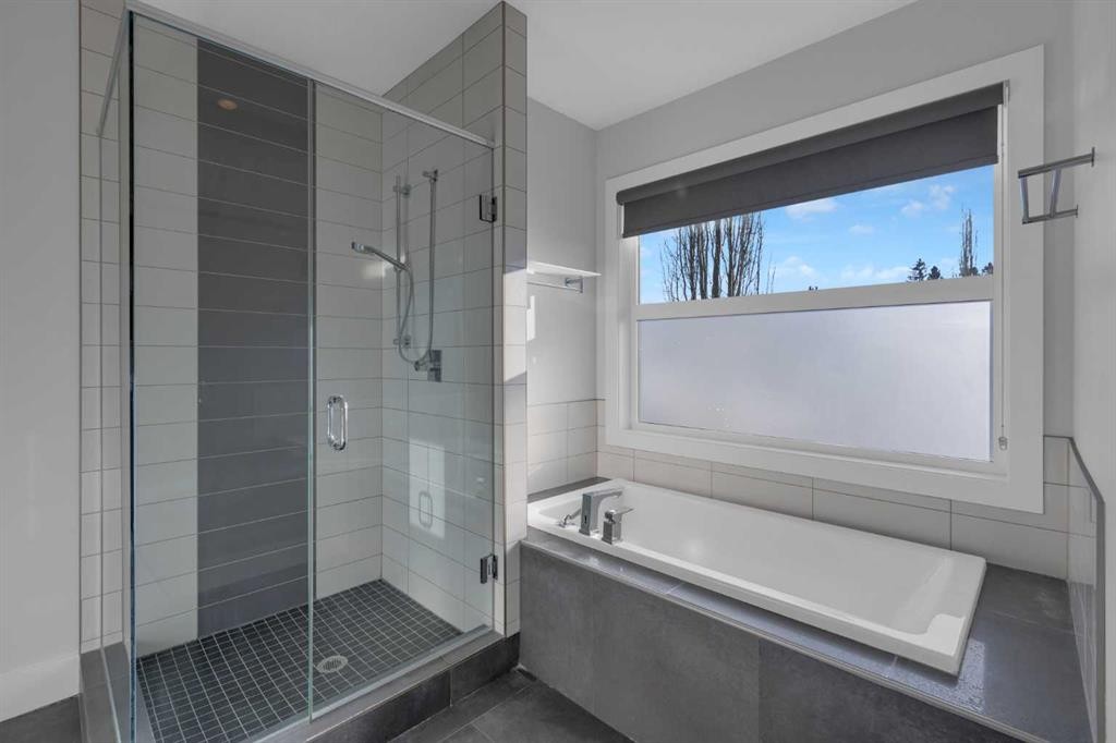 2319 23 Avenue Sw, Calgary, AB - Indoor Photo Showing Bathroom