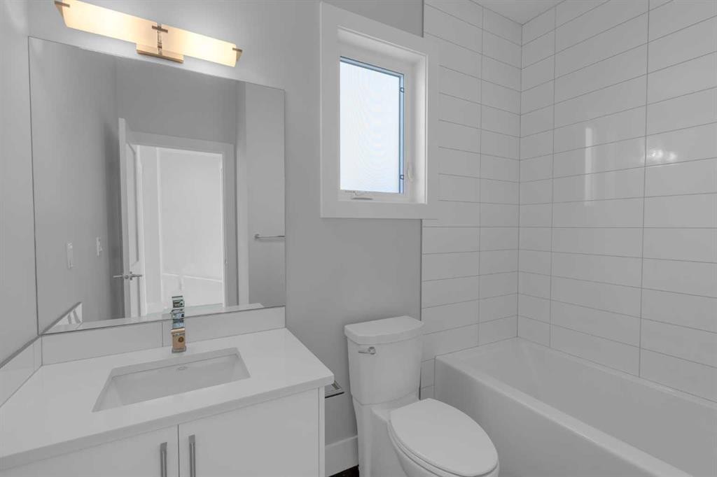 2319 23 Avenue Sw, Calgary, AB - Indoor Photo Showing Bathroom