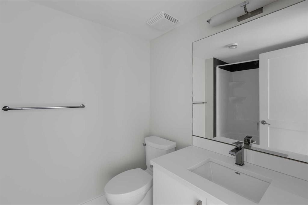 2319 23 Avenue Sw, Calgary, AB - Indoor Photo Showing Bathroom