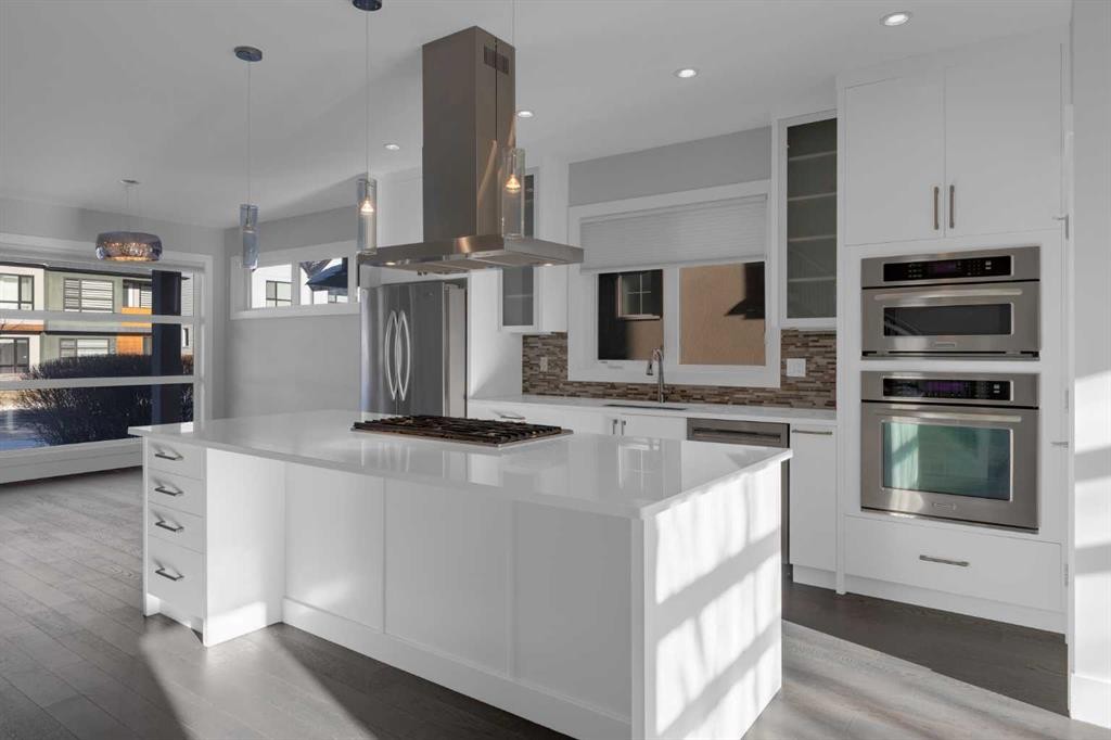 2319 23 Avenue Sw, Calgary, AB - Indoor Photo Showing Kitchen With Upgraded Kitchen