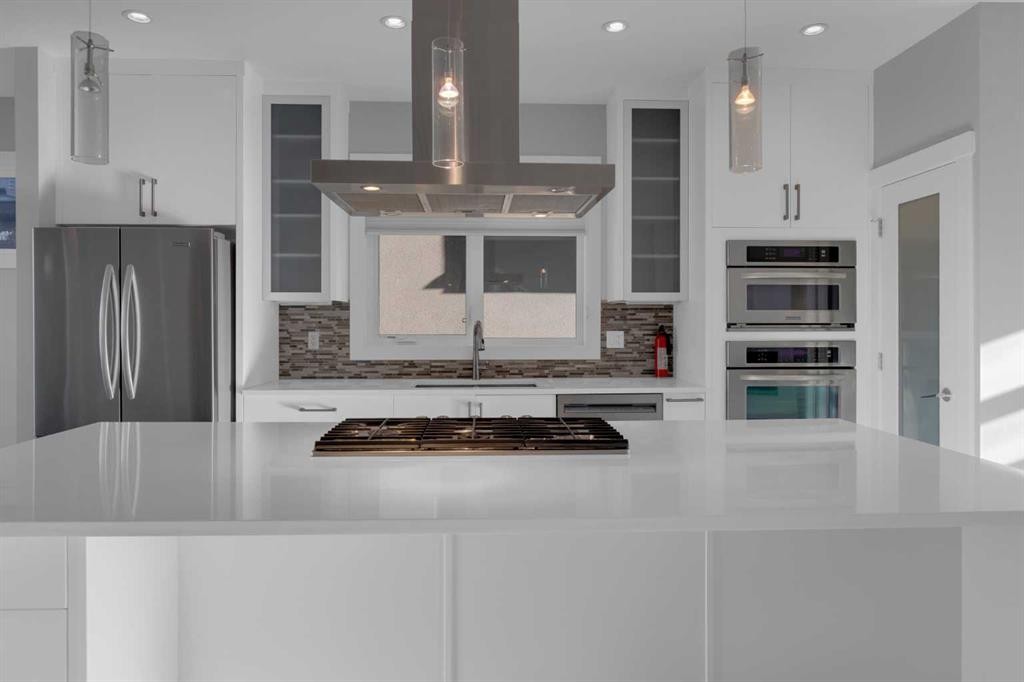 2319 23 Avenue Sw, Calgary, AB - Indoor Photo Showing Kitchen With Upgraded Kitchen