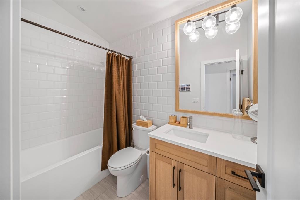 4-810 3Rd Street, Canmore, AB - Indoor Photo Showing Bathroom