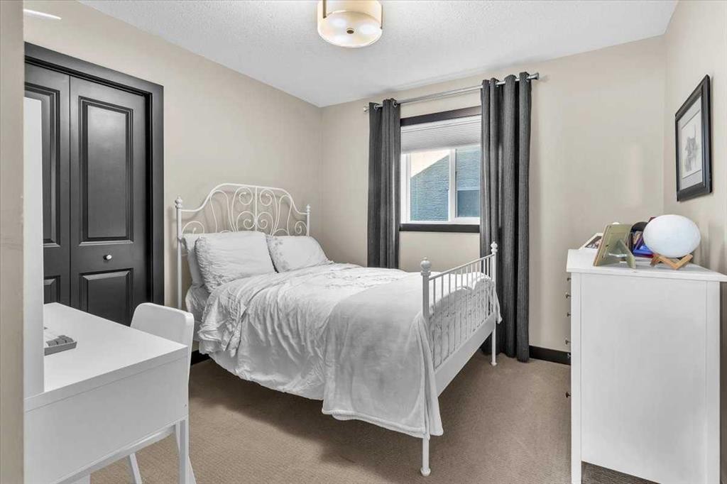 58 Valley Pointe Way Nw, Calgary, AB - Indoor Photo Showing Bedroom
