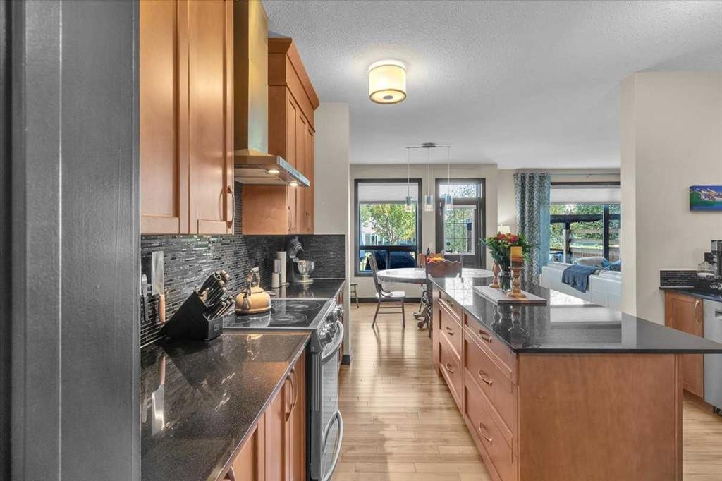 58 Valley Pointe Way Nw, Calgary, AB - Indoor Photo Showing Kitchen