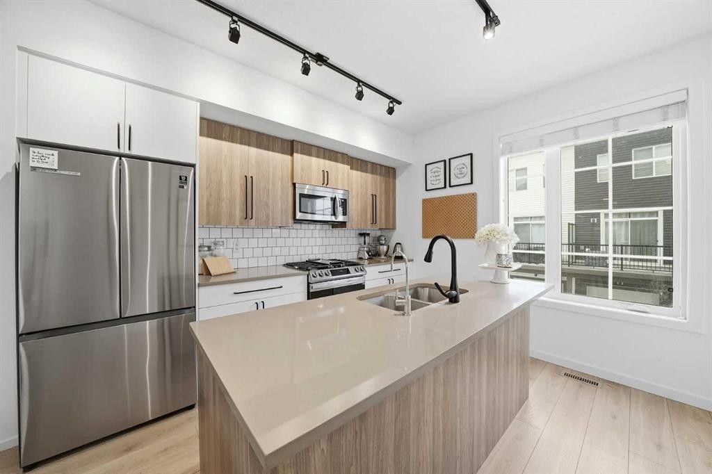 93 Walgrove Common Se, Calgary, AB - Indoor Photo Showing Kitchen With Stainless Steel Kitchen With Double Sink With Upgraded Kitchen