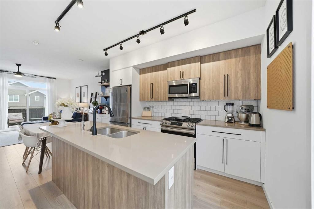 93 Walgrove Common Se, Calgary, AB - Indoor Photo Showing Kitchen With Stainless Steel Kitchen With Double Sink With Upgraded Kitchen