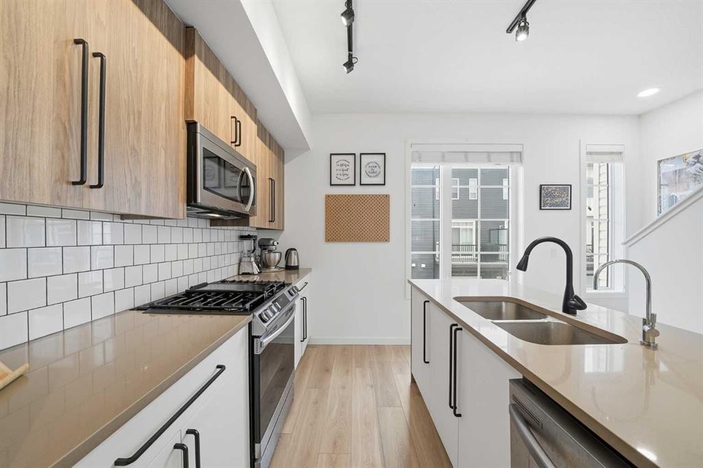 93 Walgrove Common Se, Calgary, AB - Indoor Photo Showing Kitchen With Stainless Steel Kitchen With Double Sink With Upgraded Kitchen