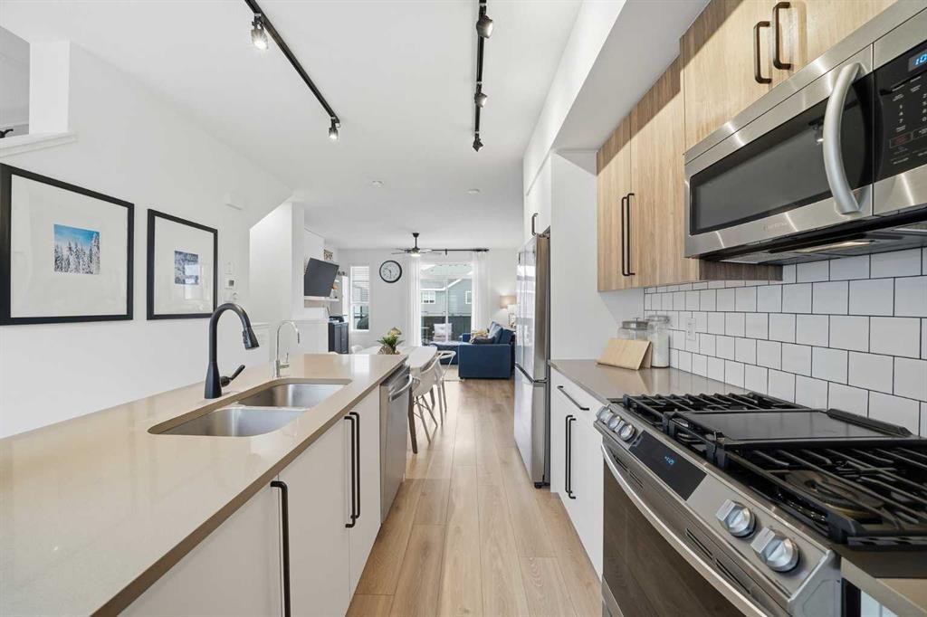 93 Walgrove Common Se, Calgary, AB - Indoor Photo Showing Kitchen With Stainless Steel Kitchen With Double Sink With Upgraded Kitchen