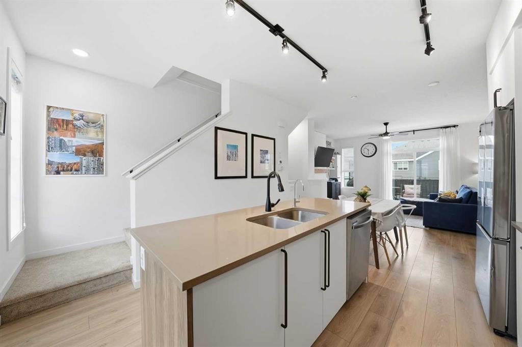 93 Walgrove Common Se, Calgary, AB - Indoor Photo Showing Kitchen With Double Sink With Upgraded Kitchen