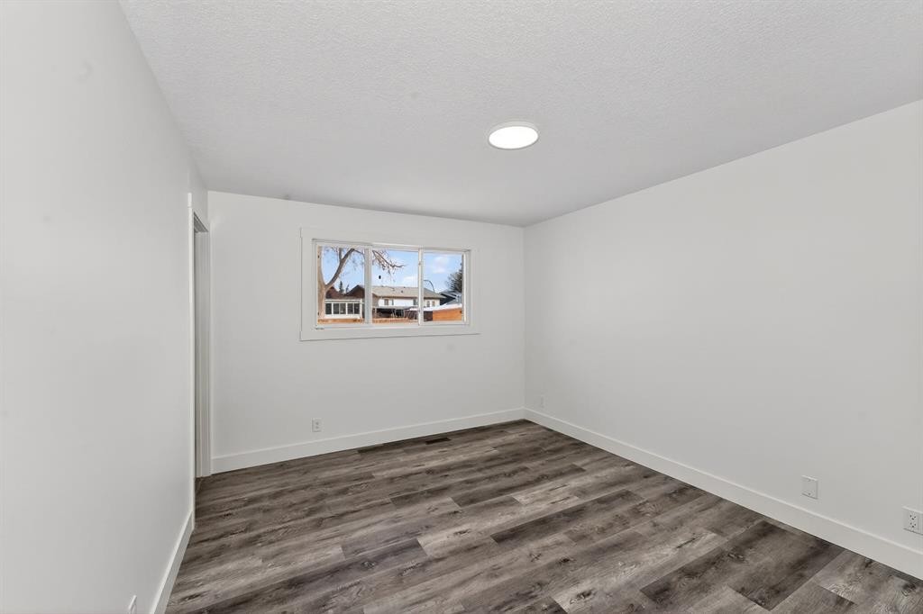 432 Ogden Drive Se, Calgary, AB - Indoor Photo Showing Other Room