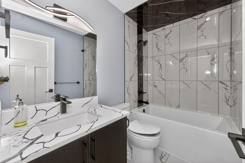 432 Ogden Drive Se, Calgary, AB - Indoor Photo Showing Bathroom