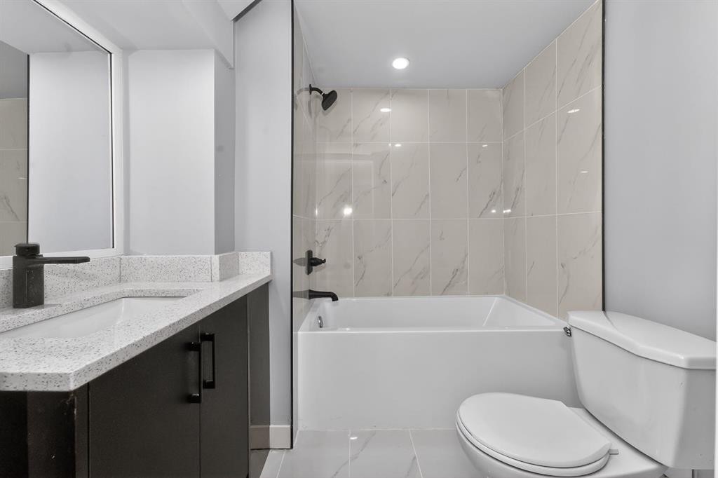 432 Ogden Drive Se, Calgary, AB - Indoor Photo Showing Bathroom
