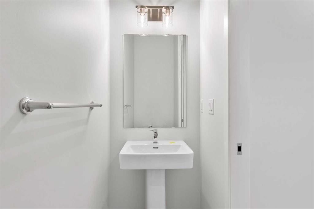 659 Buffaloberry Manor Se, Calgary, AB - Indoor Photo Showing Bathroom