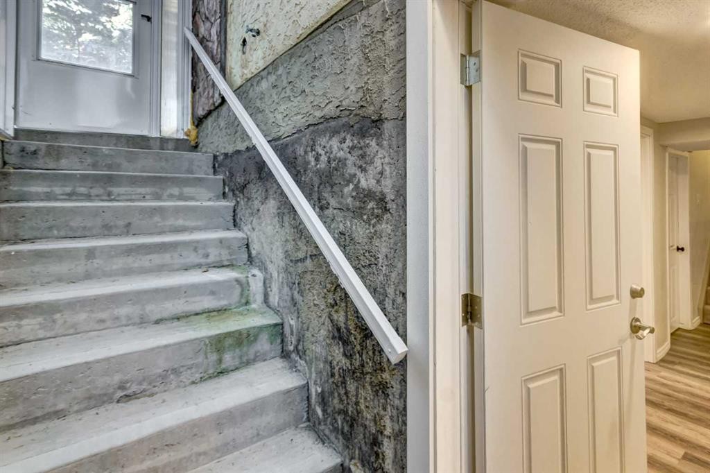 83 Hawkfield Crescent Nw, Calgary, AB - Indoor Photo Showing Other Room