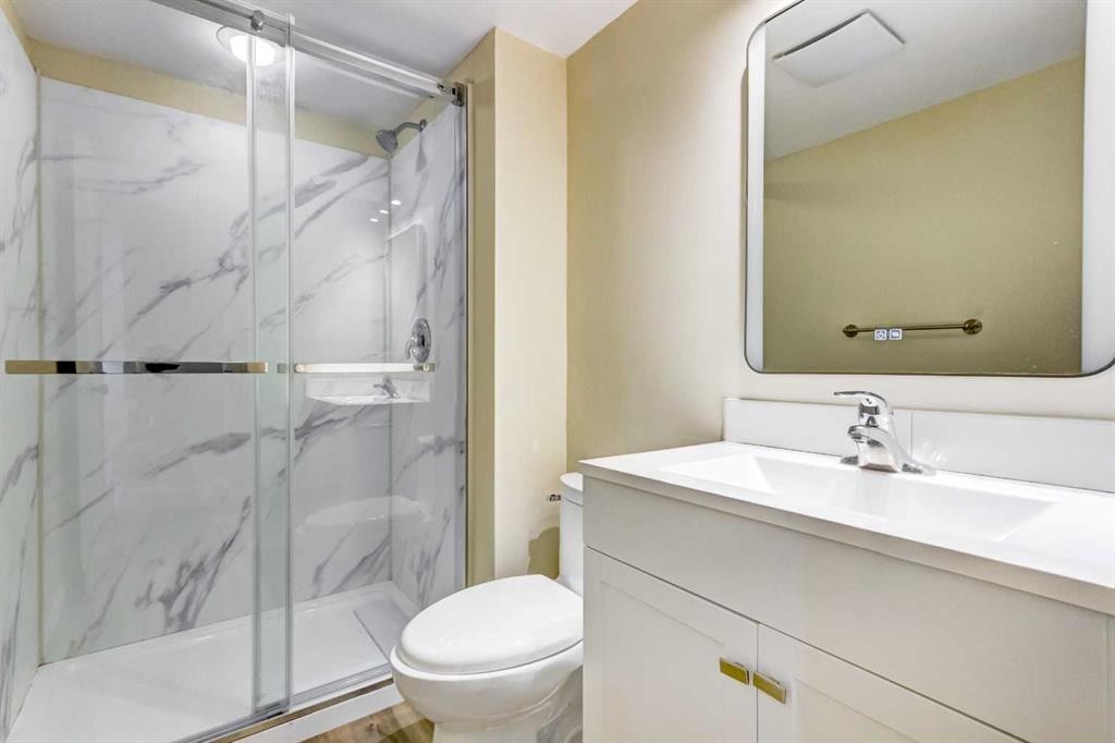 83 Hawkfield Crescent Nw, Calgary, AB - Indoor Photo Showing Bathroom