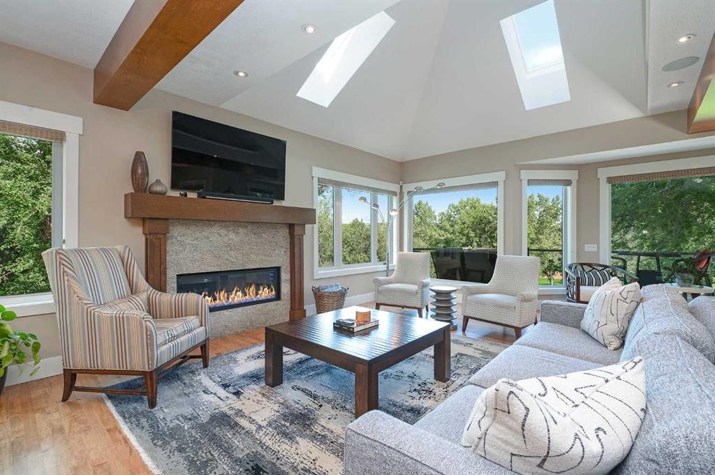 664 29 Avenue Nw, Calgary, AB - Indoor Photo Showing Living Room With Fireplace