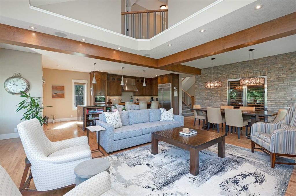 664 29 Avenue Nw, Calgary, AB - Indoor Photo Showing Living Room