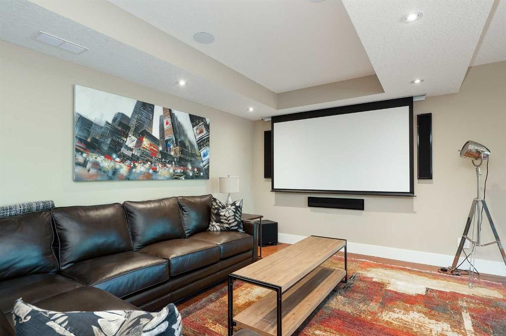 664 29 Avenue Nw, Calgary, AB - Indoor Photo Showing Living Room
