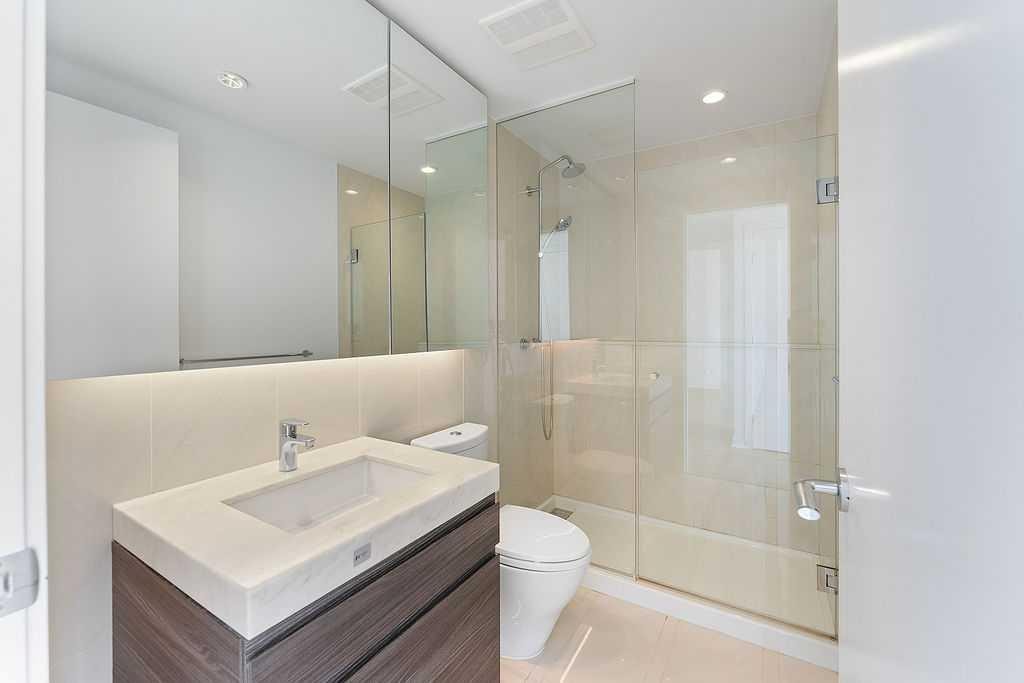 2705-310 12 Avenue Sw, Calgary, AB - Indoor Photo Showing Bathroom