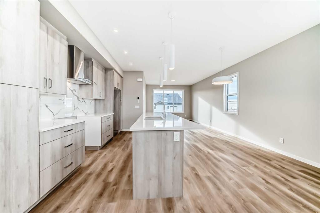 103 Sawgrass Gate Nw, Airdrie, AB - Indoor Photo Showing Kitchen With Upgraded Kitchen